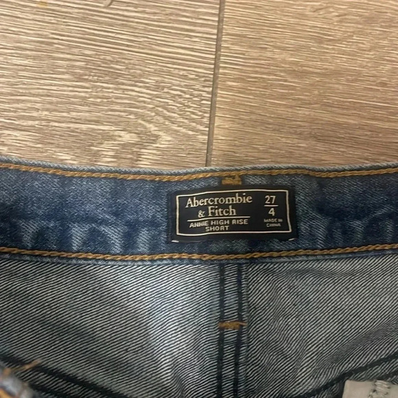 A&F Jean Shorts Pleated Cuffed High Rise Size 4 27 Blue Washed - Picture 3 of 7